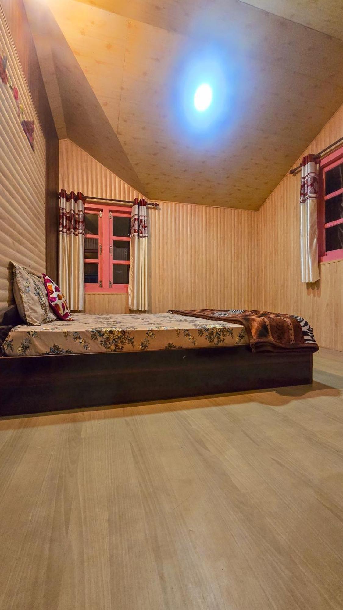 The City Escape Farmstay Shimla Room photo